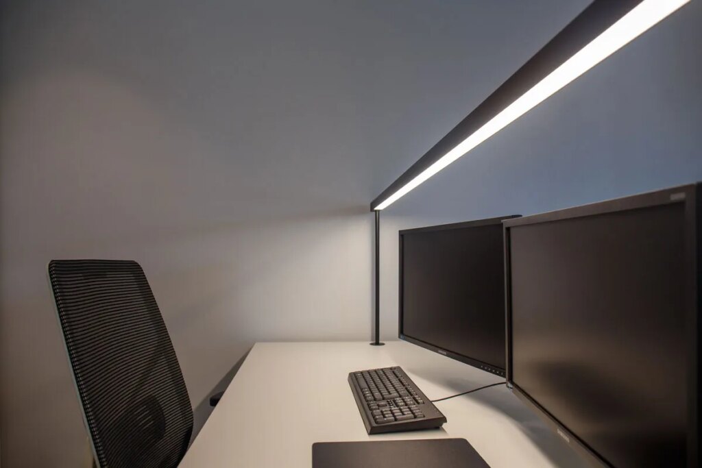 Bureaulamp tot 210cm ZWART 3000K CRI97+ 4400LM/m incl. dimbaar op armatuur d.m.v. button incl. snoer