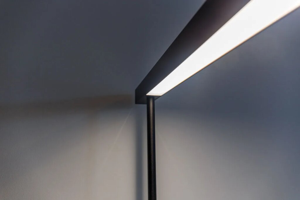 Bureaulamp tot 210cm ZWART 3000K CRI97+ 4400LM/m incl. dimbaar op armatuur d.m.v. button incl. snoer