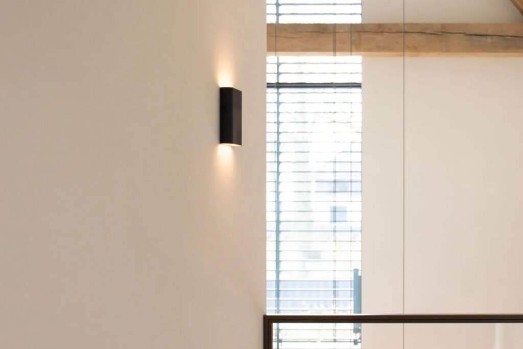 Wandlamp zwart/goud 12W RA90+ 2700K 350mA IP20 fase-afsnij dimbaar